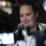 Kuczora Csenge interjút ad.