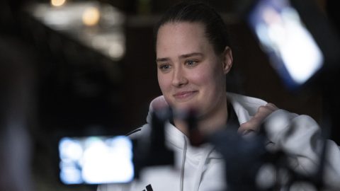 Kuczora Csenge interjút ad.