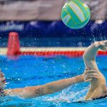 Hajdú Kata (b) és a román Andreea Bobeanu a női vízilabda Európa-bajnokságon.