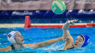 Hajdú Kata (b) és a román Andreea Bobeanu a női vízilabda Európa-bajnokságon.