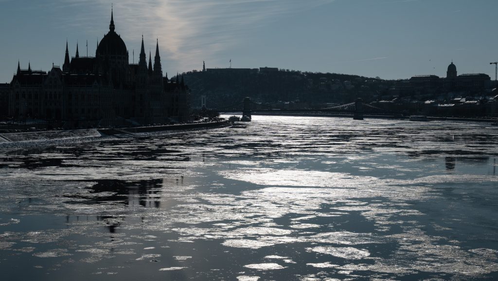 ​„A víz felületi feszültsége ilyen sebességnél falként viselkedik” – szakértők Egressy Mátyás dunai kereséséről