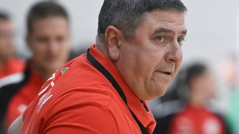 Elek Gábor, a Mol Esztergom vezetőedzője a női kézilabda NB I 8. fordulójában játszott Mol Esztergom - FTC-Rail Cargo Hungaria mérkőzésen az esztergomi Suzuki Arénában 2024. november 5-én.