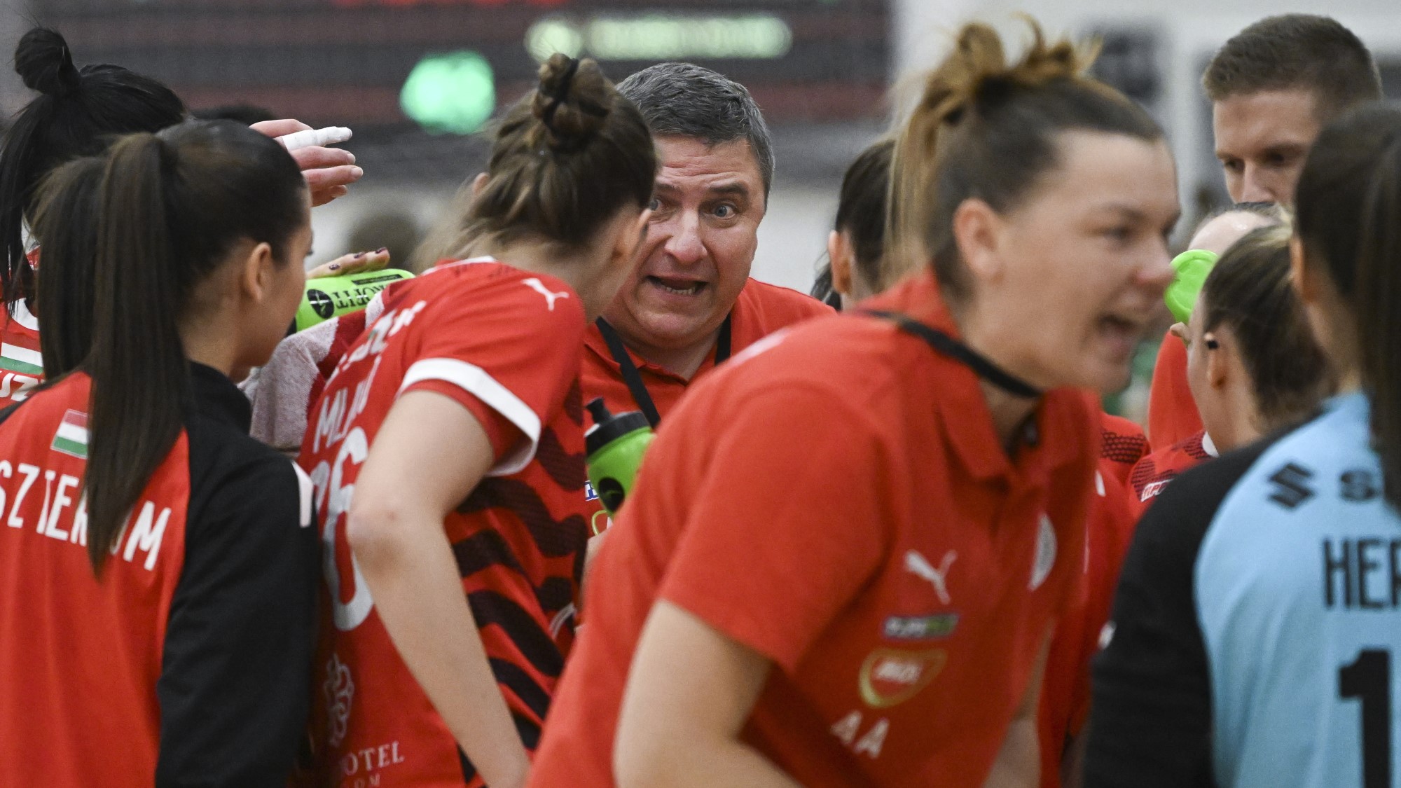 Elek Gábor, a Mol Esztergom vezetőedzője (k) a női kézilabda NB I 8. fordulójában játszott Mol Esztergom - FTC-Rail Cargo Hungaria mérkőzésen az esztergomi Suzuki Arénában 2024. november 5-én.