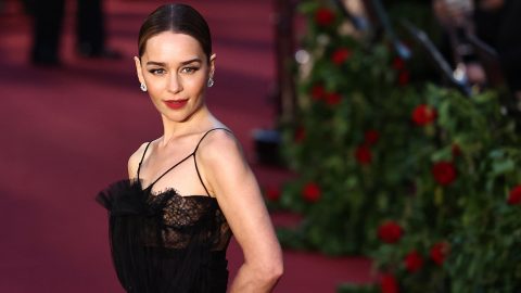 Emilia Clarke a 2023-as londoni divathét vörös szőnyegén pózol