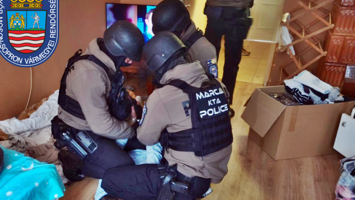 Kocsiba tuszkoltak egy fiatalt, majd arra kényszerítették, hogy vegyen fel hitelt