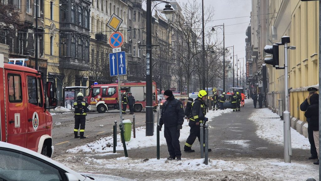 Tűz volt a Fazekas Mihály Gimnázium alagsorában, ezer ember hagyta el az épületet