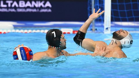 Belgrád, 2026. január 23. Fekete Gergő (b) és Alexandrosz Papanasztasziu, a görög csapat tagja a belgrádi férfi vízilabda Európa-bajnokság elődöntőjében játszott Magyarország - Görögország mérkőzésen a Belgrade Arenában 2026. január 23-án.