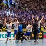 A feröeri játékosok ünneplése a szurkolókkal Montenegró legyőzése után.