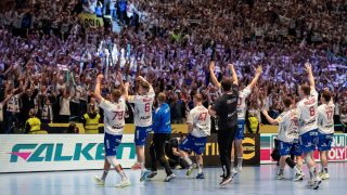 A feröeri játékosok ünneplése a szurkolókkal Montenegró legyőzése után.