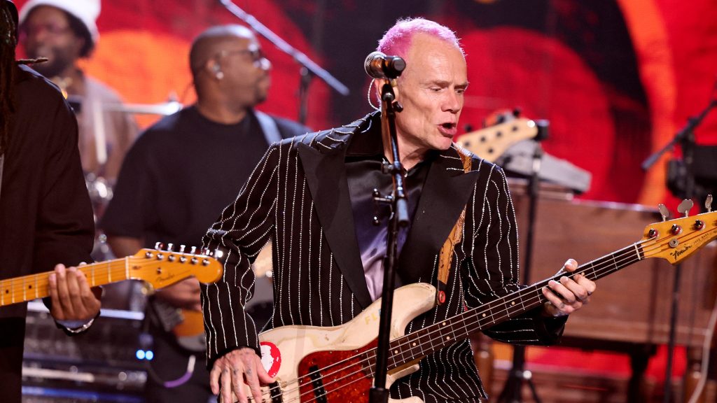 Jön a Red Hot Chili Peppers gitárosának szólóprojektje, nem akármilyen nevekkel dolgozott együtt