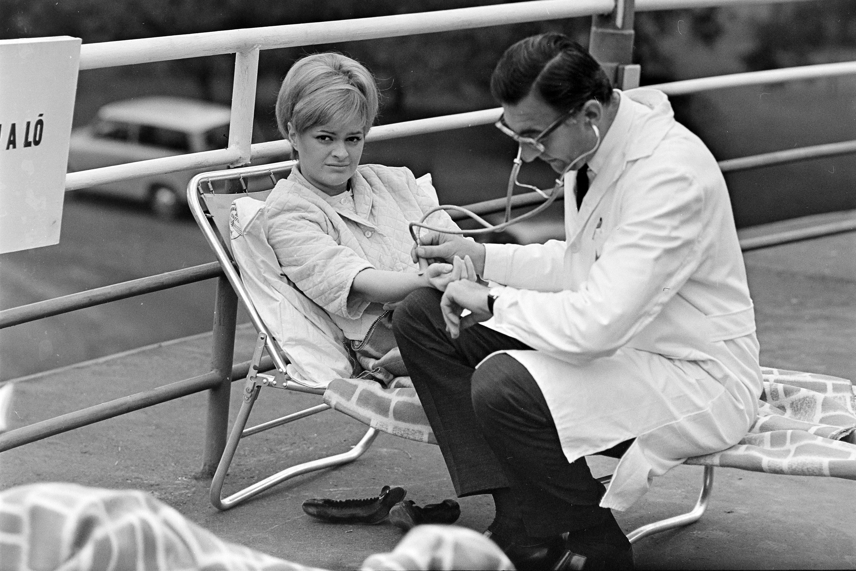 Voith Ági, Sinkovits Imre és Felföldi Anikó a Tabi László Szomorú szerelmesek szanatóriuma című művéből készült tévéjáték forgatásán, 1971-ben.