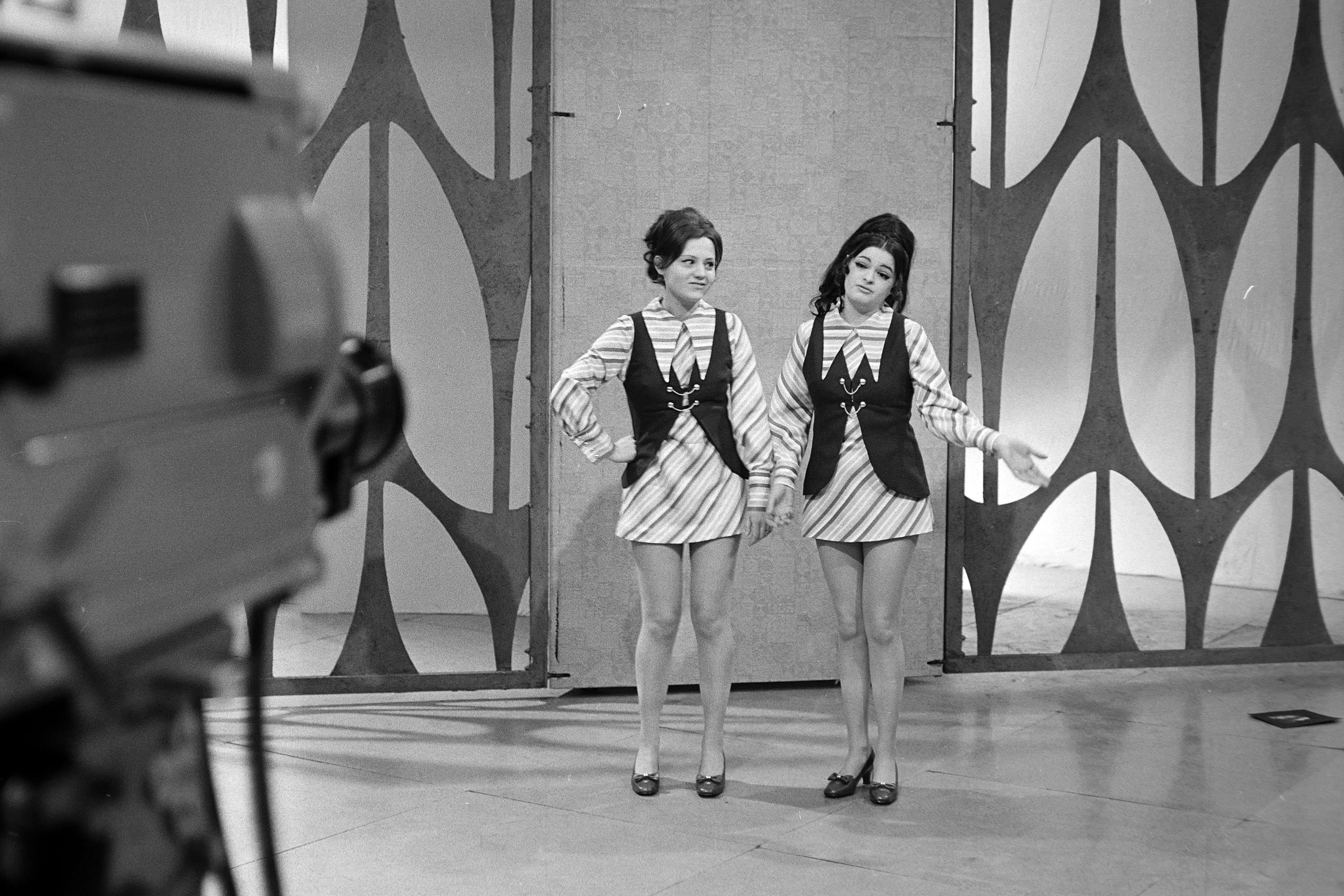 1969-ben az MTV stúdiójában, a Családi félkör című műsorban Pap Éva és Voith Ági színművésznők.