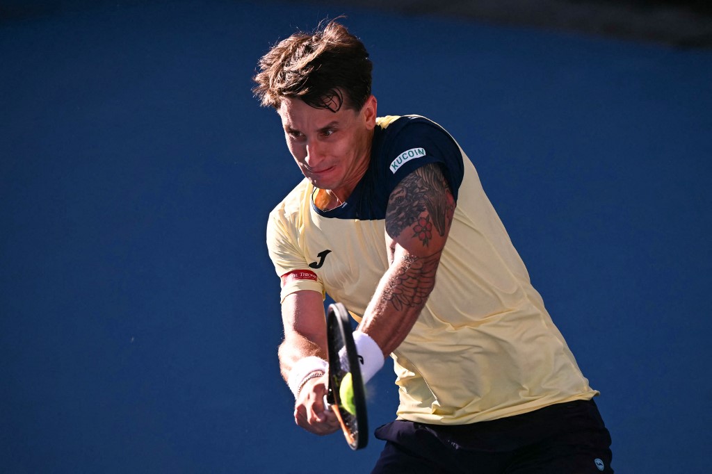 Camilo Ugo Carabelli a Fucsovics Márton elleni Australian Open-mérkőzésen.