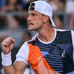 Fucsovics Márton ünnepel egy győztes labdamenetet az Australian Openen.