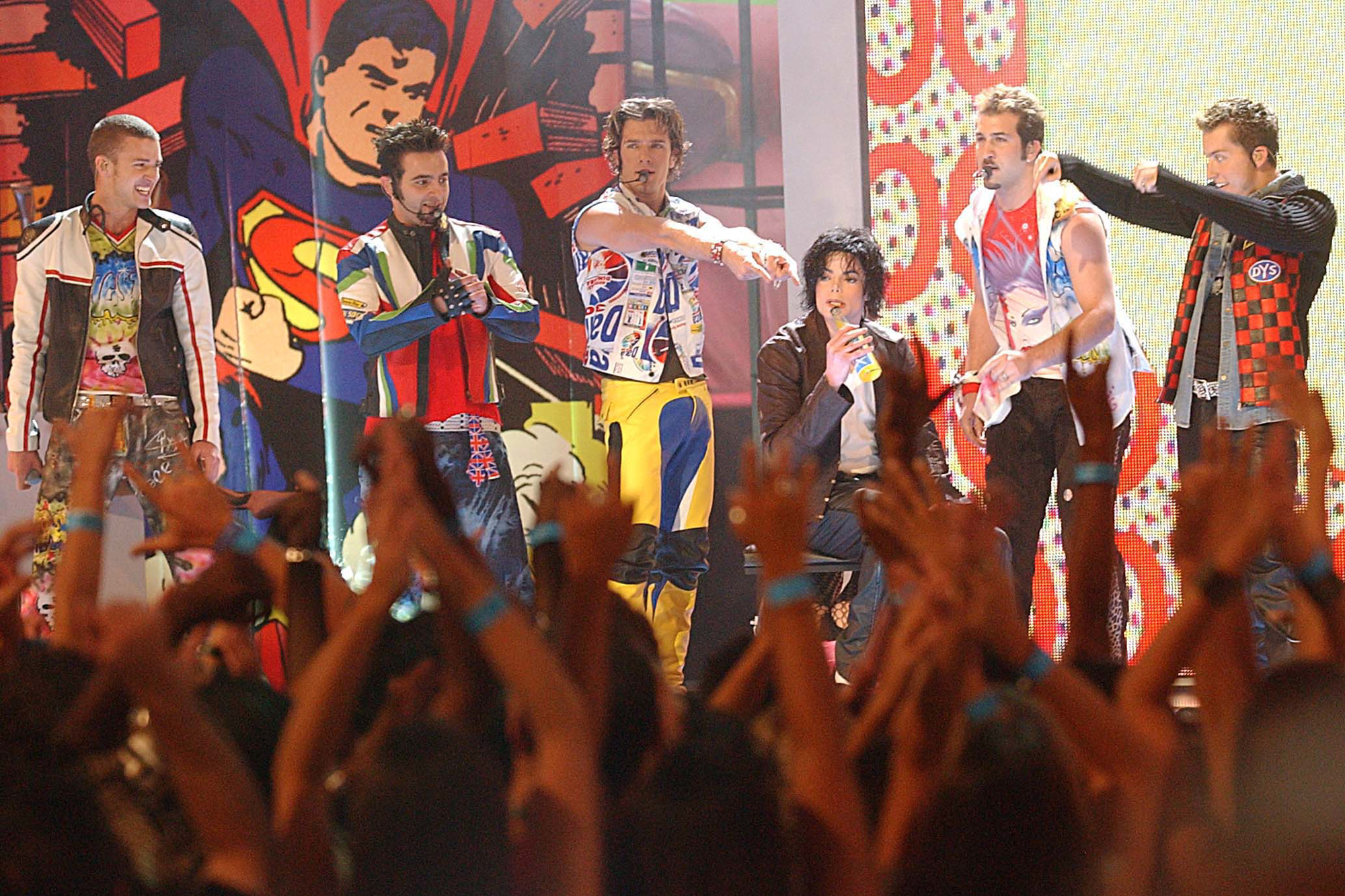 Az NSYNC: Justin Timberlake, Chris Kirkpatrick, JC Chasez, Michael Jackson, Joey Fatone és Lance Bass.