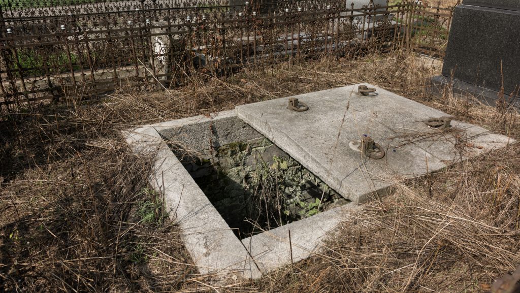 Hátborzongató sírrablás Nógrádban, felnyitottak egy családi kriptában lévő koporsót, majd kiemelték belőle a holttestet