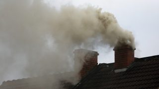 füst száll fel egy lakóház kéményéből.