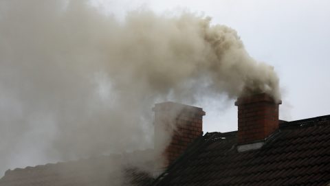 füst száll fel egy lakóház kéményéből.