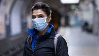 Középkorú nő maszkot visel járvány idején.