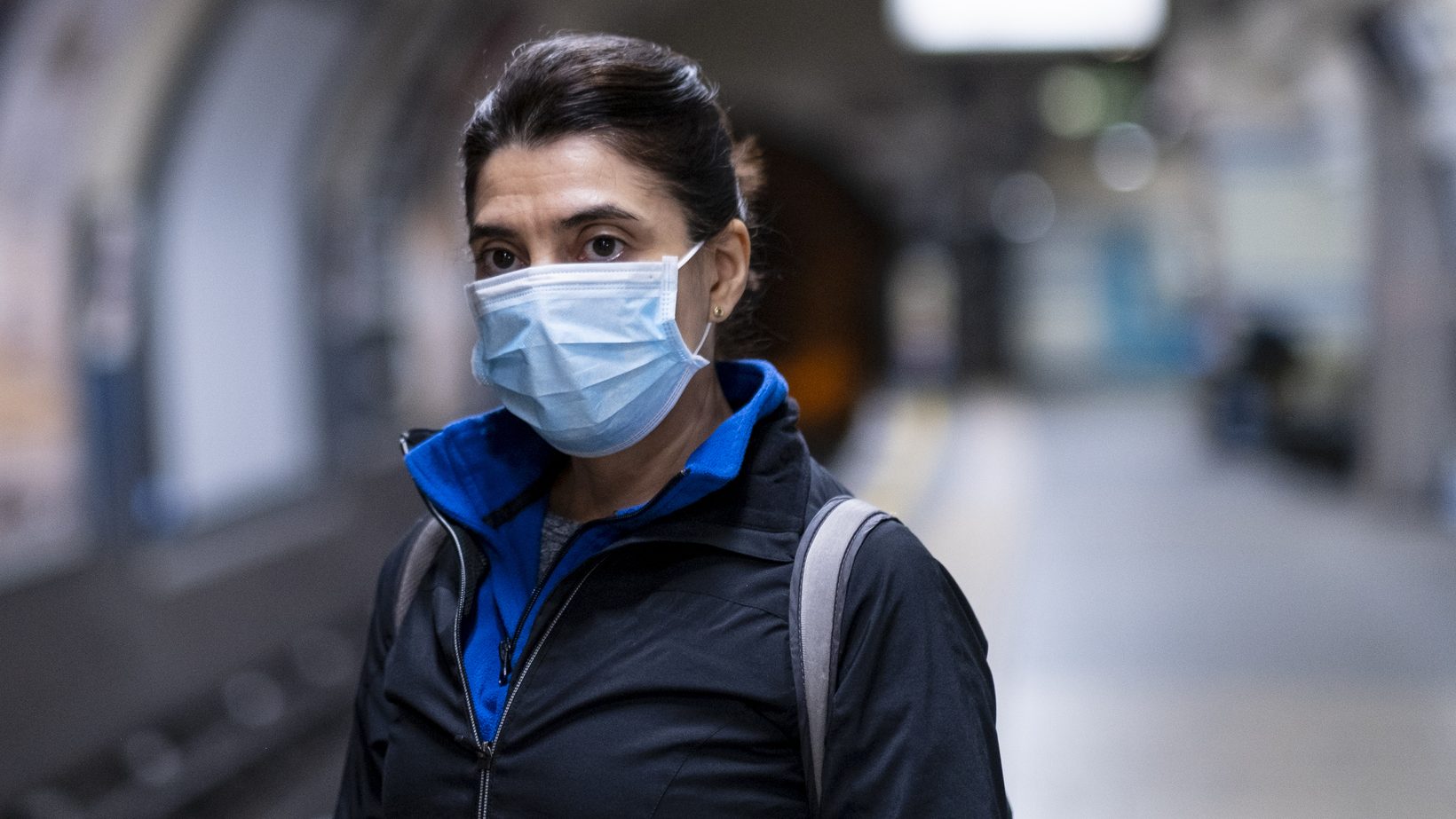 Középkorú nő maszkot visel járvány idején.