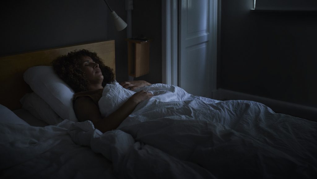 Az orvos elmagyarázza, milyen okai lehetnek annak, ha az éjszaka közepén felkelünk pisilni