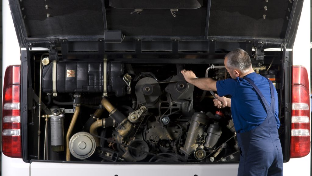 Nem szedték ki és zsírtalanították a megrepedt alkatrészt a buszszerelők hegesztés előtt, elfolyt az olaj és három súlyos baleset történt