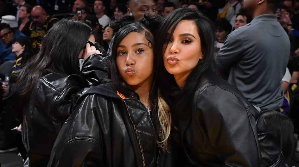 Kim Kardashian 12 éves lánya a 106 karátos gyémántnyakláncával és fekete fogakkal verte ki a biztosítékot a TikTokon