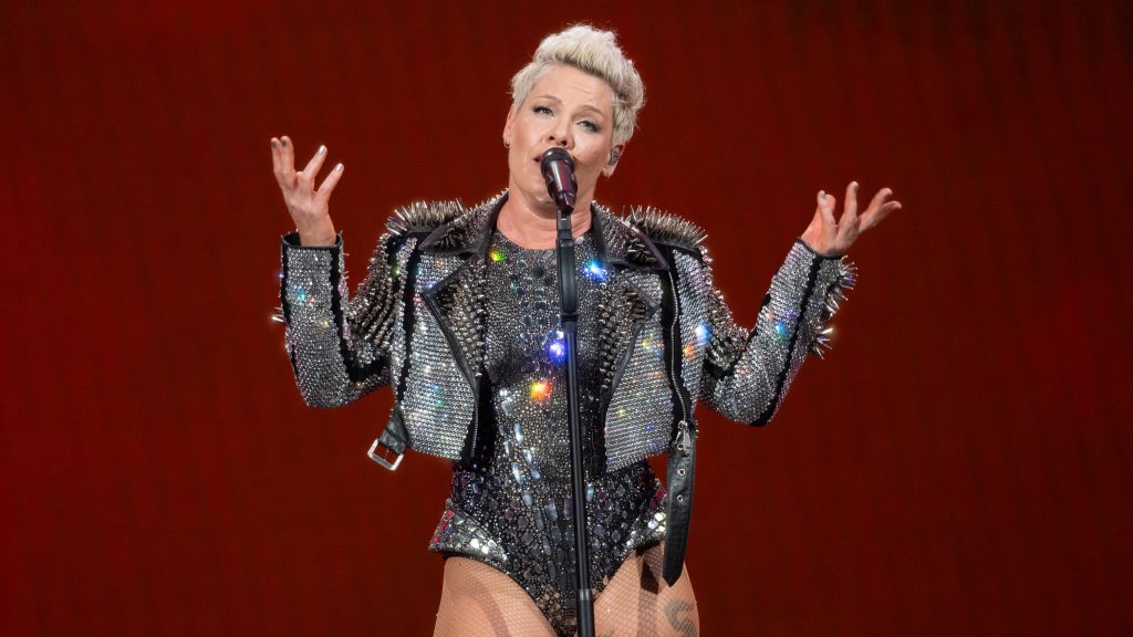 Kórházban szilveszterezett Pink, éjfél előtt műtötték