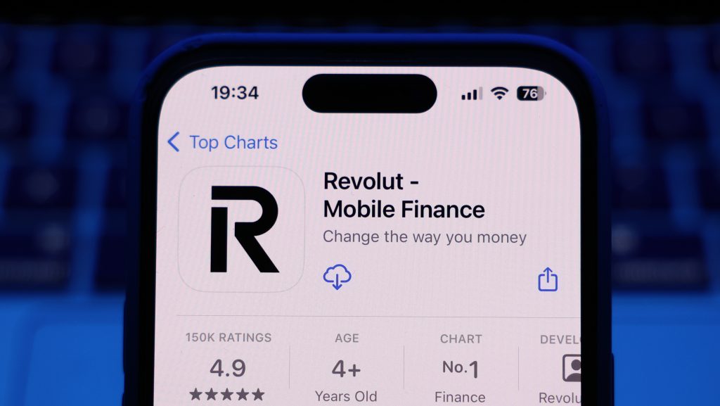 Új funkcióval segít lebuktatni a csalókat a Revolut