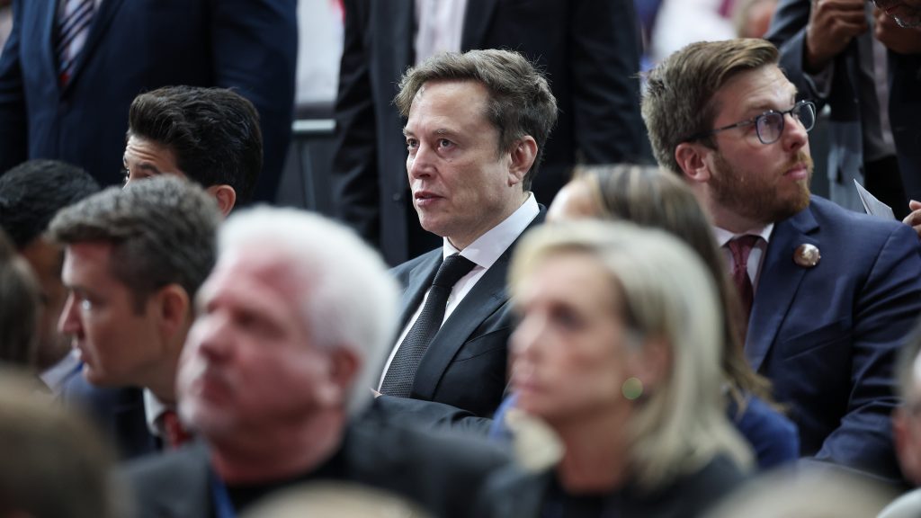 Két ország betiltotta Elon Musk szexképeket generáló chatbotját