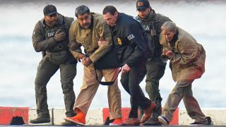 Nicolas Maduro és felesége, Cilia Flores, bilincsben láthatók, miután leszálltak egy manhattani helikopterleszállón, és nehézfegyverzetű szövetségi ügynökök kíséretében egy páncélozott autóba szállnak, hogy eljussanak a manhattani szövetségi bíróságra 2026. január 5-én New York Cityben.