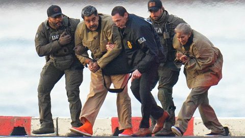 Nicolas Maduro és felesége, Cilia Flores, bilincsben láthatók, miután leszálltak egy manhattani helikopterleszállón, és nehézfegyverzetű szövetségi ügynökök kíséretében egy páncélozott autóba szállnak, hogy eljussanak a manhattani szövetségi bíróságra 2026. január 5-én New York Cityben.