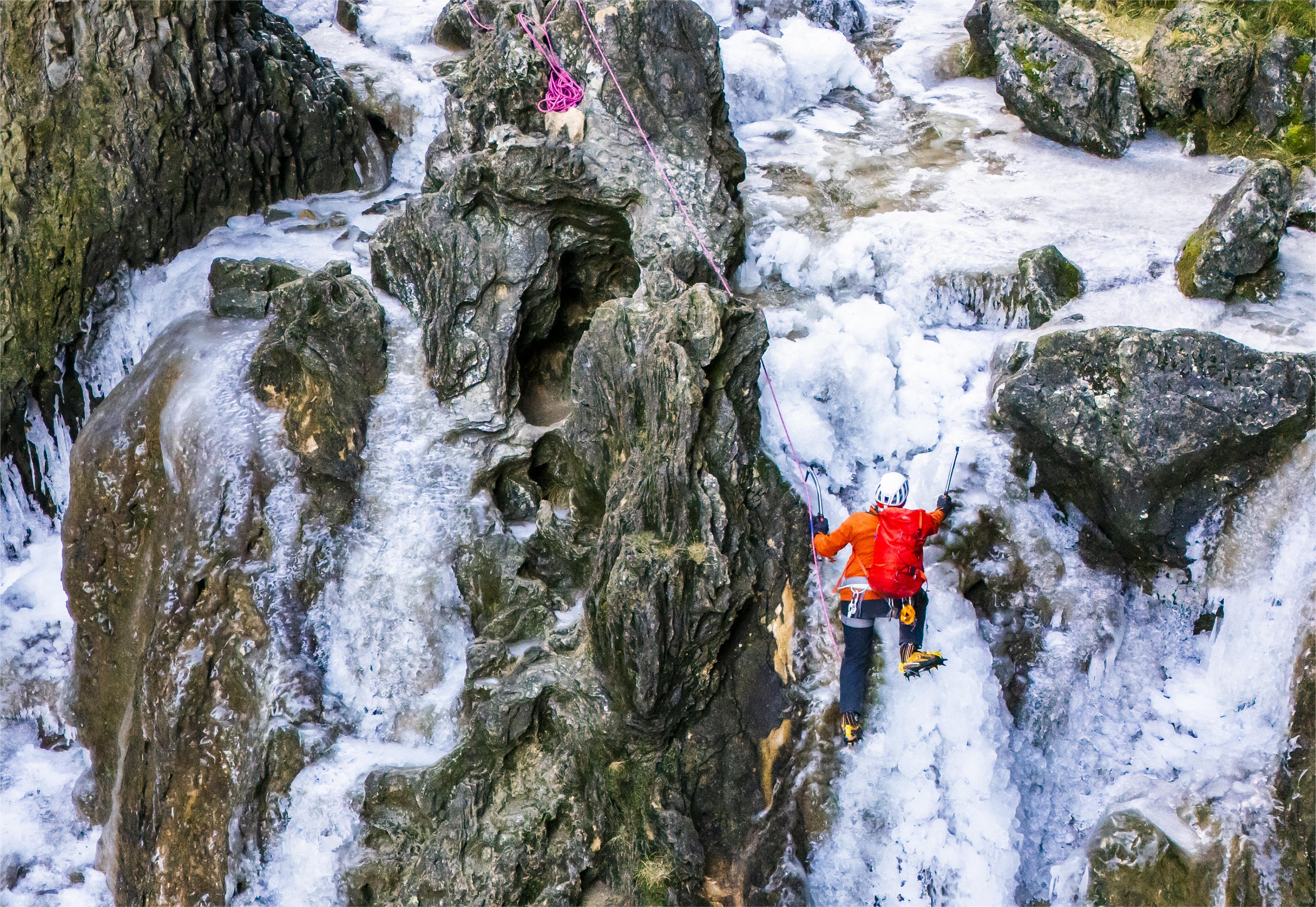 Befagyott vízesést mászott meg egy hegyimentő 1
