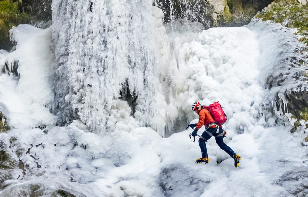 Befagyott vízesést mászott meg egy hegyimentő