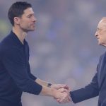Xabi Alonso és Florentino Pérez kezet fognak.