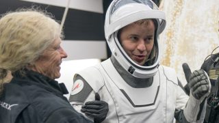 A Crew-11 küldetés űrhajósa, miután visszatért a Földre.