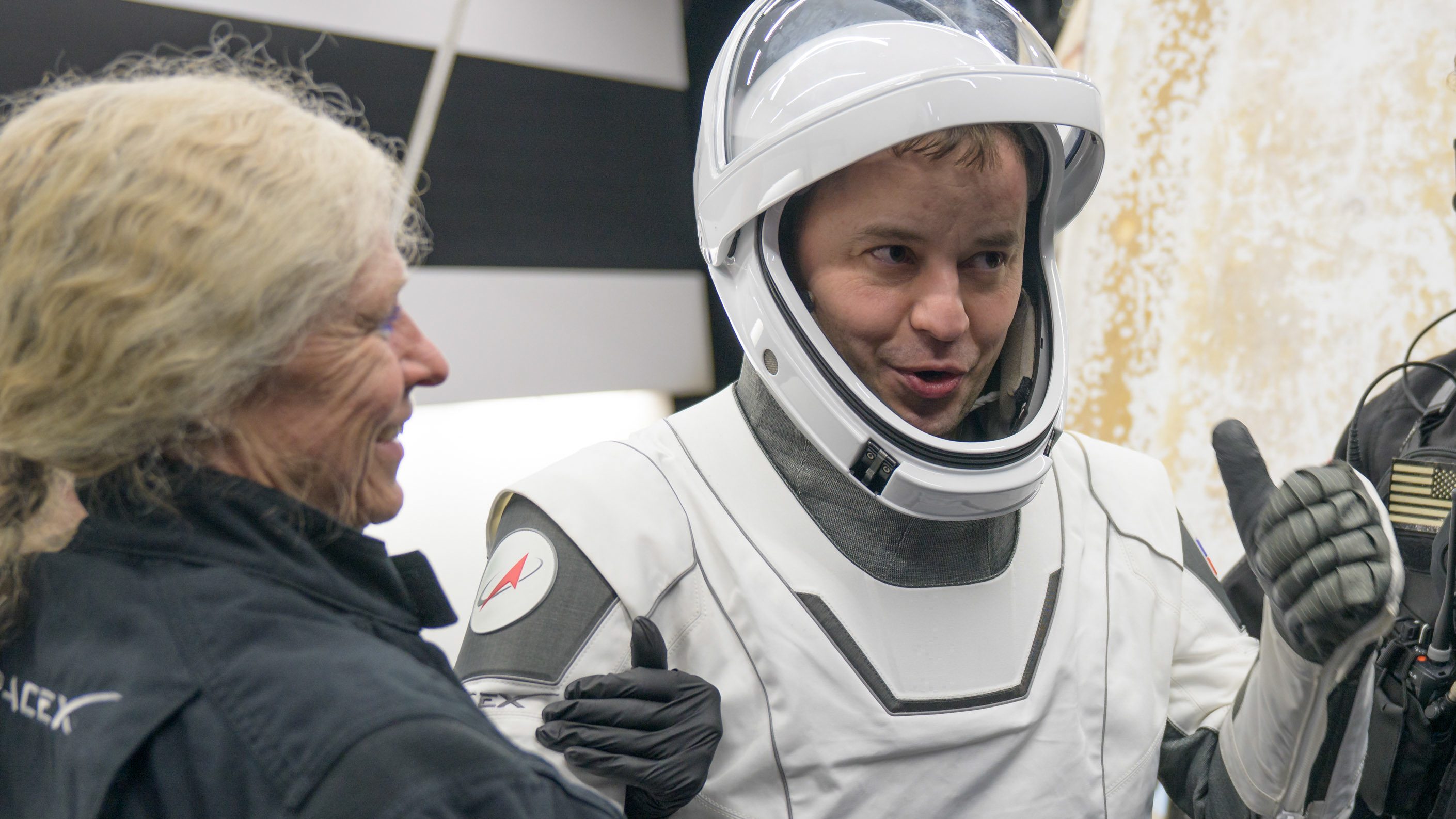 A Crew-11 küldetés űrhajósa, miután visszatért a Földre.