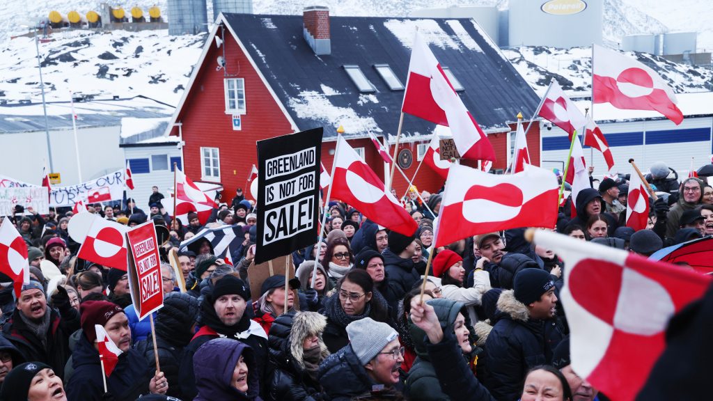 Grönlandi tüntetés, spanyol vonatbaleset és pesmerga harcos a hét képein