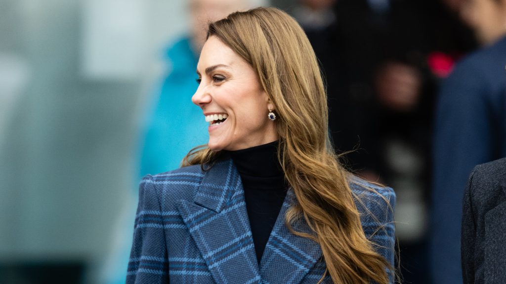 Katalin hercegné divattervezőnek állt: saját tervezésű kabátban lépett a tömeg elé