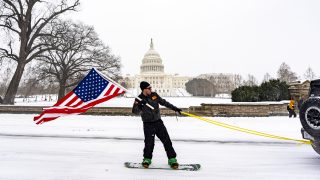 Hóvihar utáni snowboardozás a Kongresszus épülete előtt 2026. január 25-én Washingtonban.