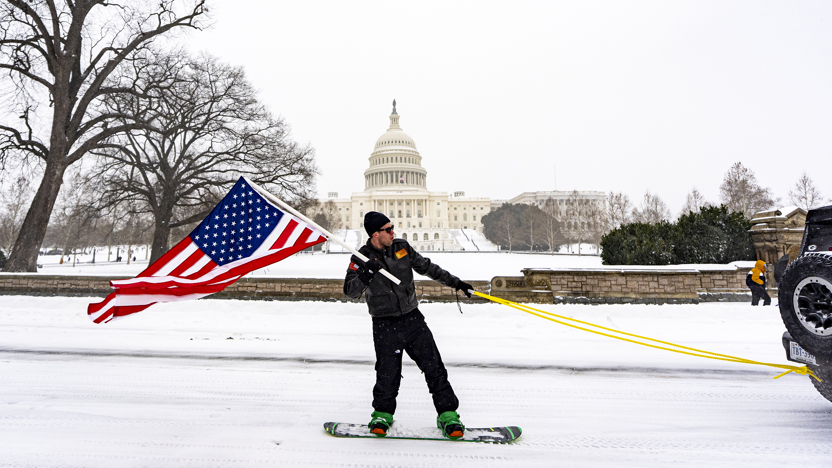 Hóvihar utáni snowboardozás a Kongresszus épülete előtt 2026. január 25-én Washingtonban.