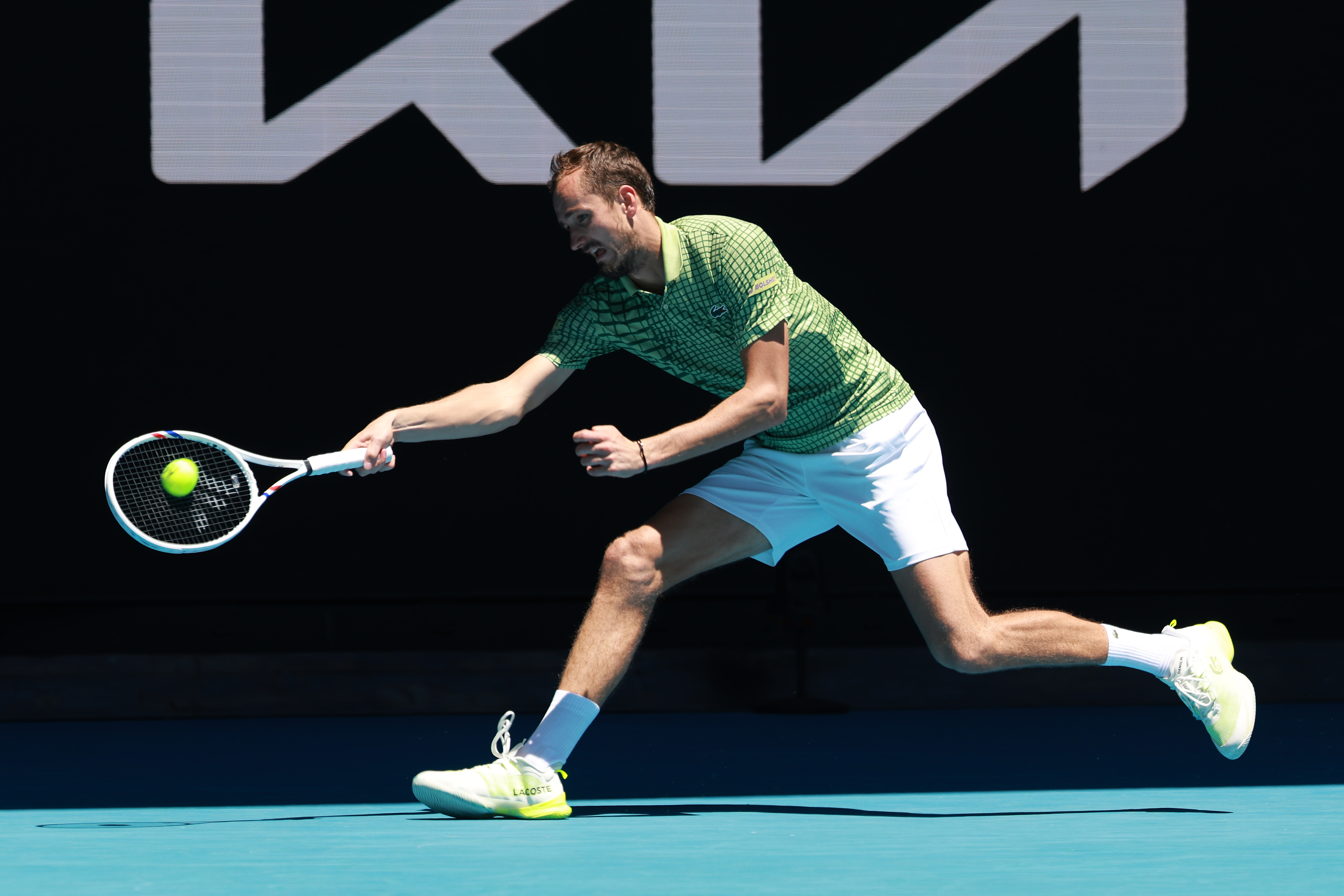 Danyiil Medvegyev üti vissza a labdát.