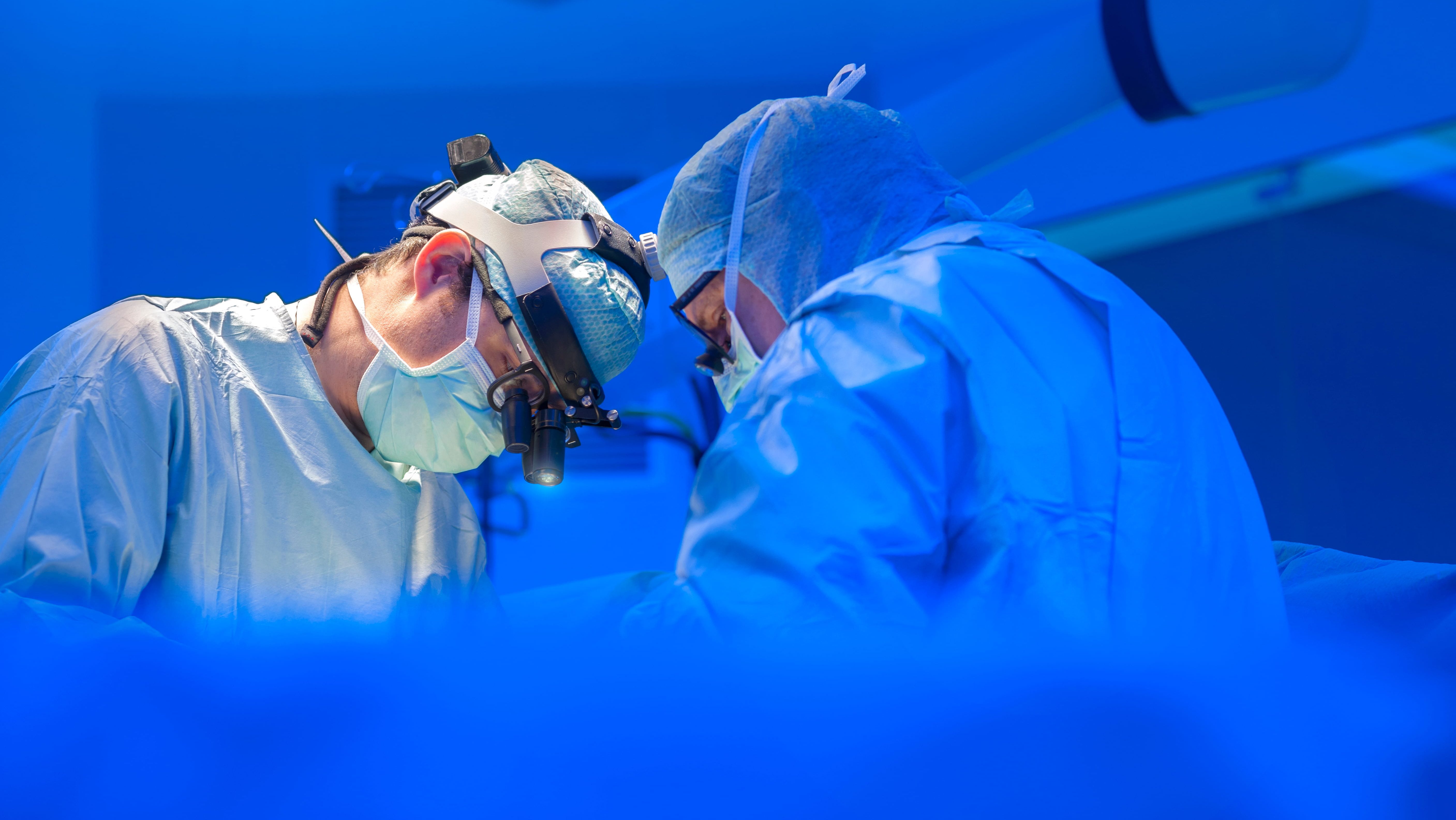 Szívműtétet végző orvosok.