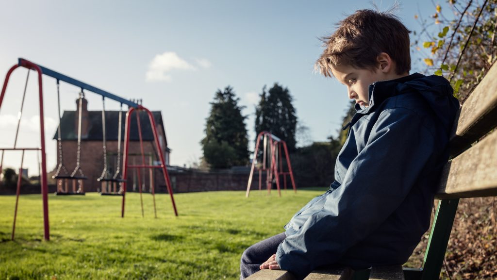 Sírva kiabálva kért segítséget egy felpofozott kisfiú, akit fogdostak és szexre akartak kényszeríteni a játszótéren