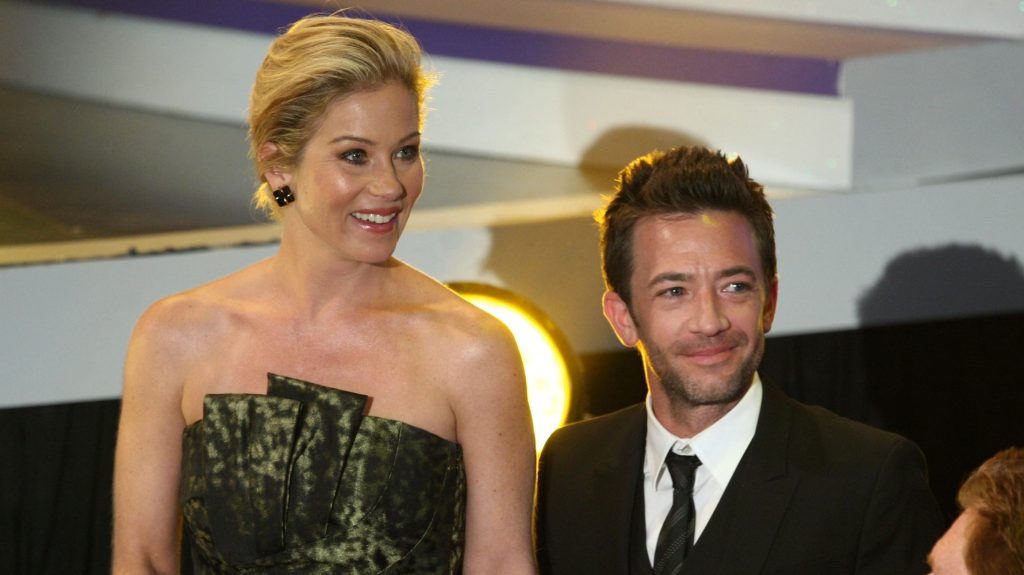 Az Egy rém rendes család egykori sztárja segít a szklerózissal küzdő Christina Applegate-en