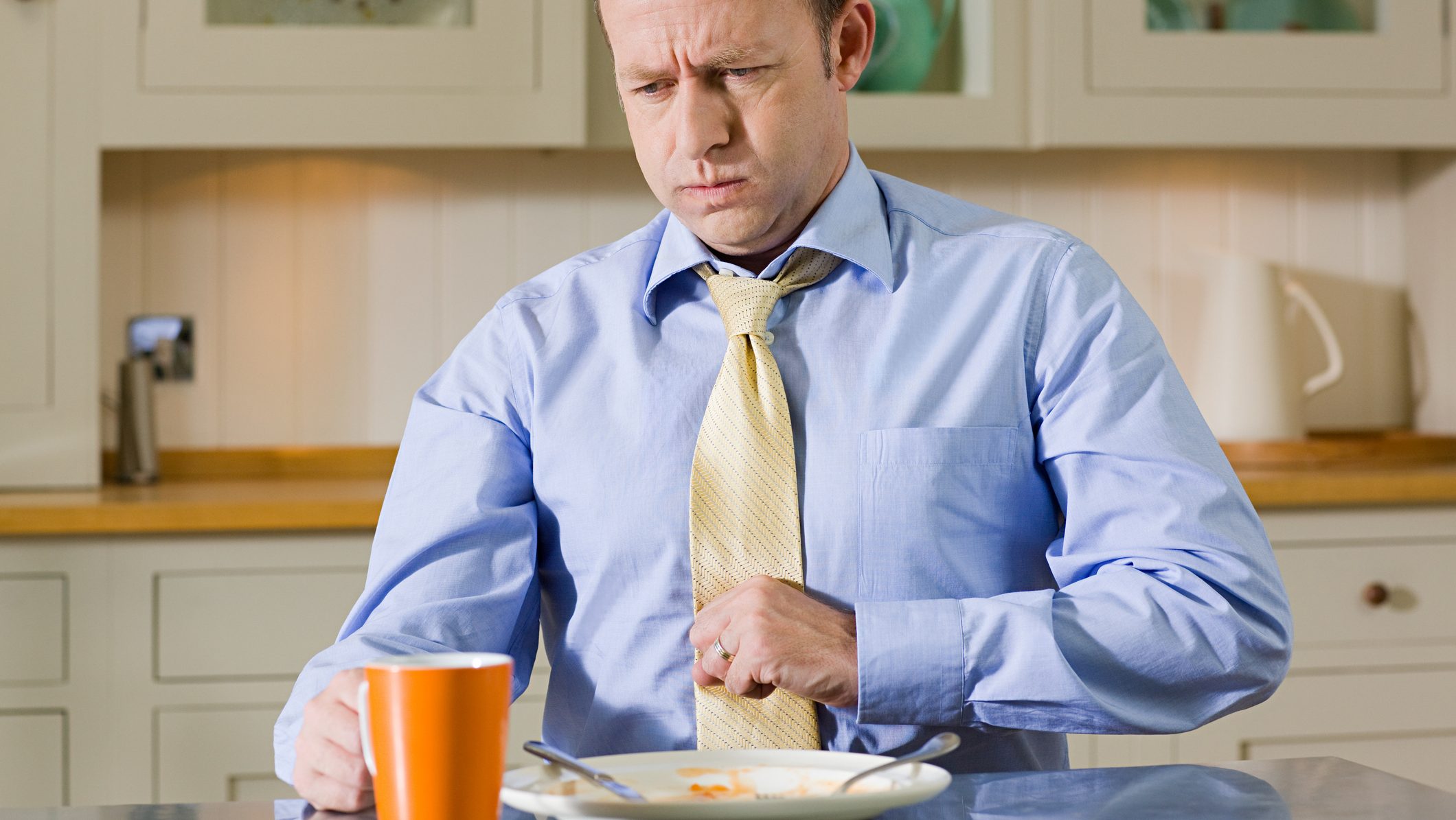 Férfi evés után problémákat tapasztal.