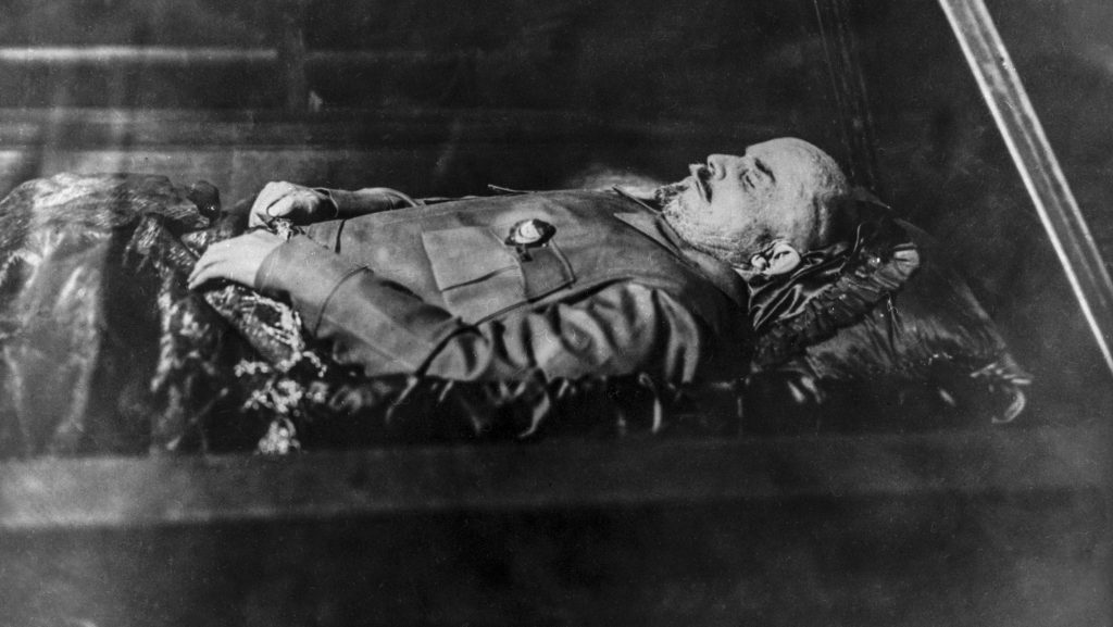 Némán és lebénulva halt meg Lenin