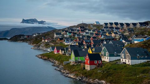 A kép Grönland fővárosát, Nuuk-ot ábrázolja.