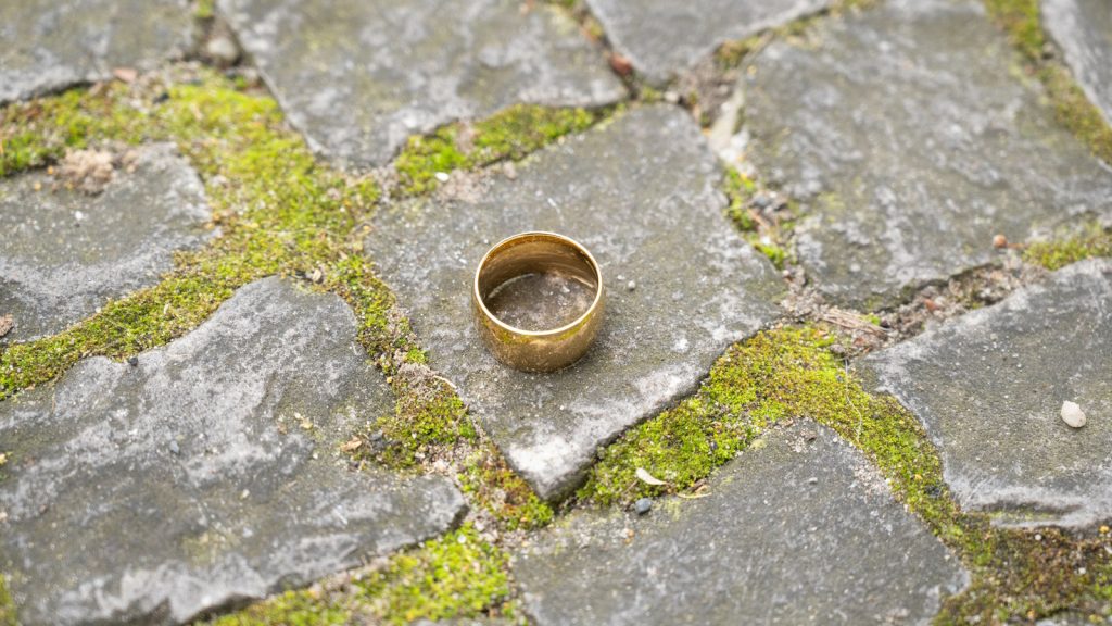 Egy éve ilyenkor: bajba került a fiatal apa, aki kislányának adta a benzinkúton talált 350 ezres gyűrűt