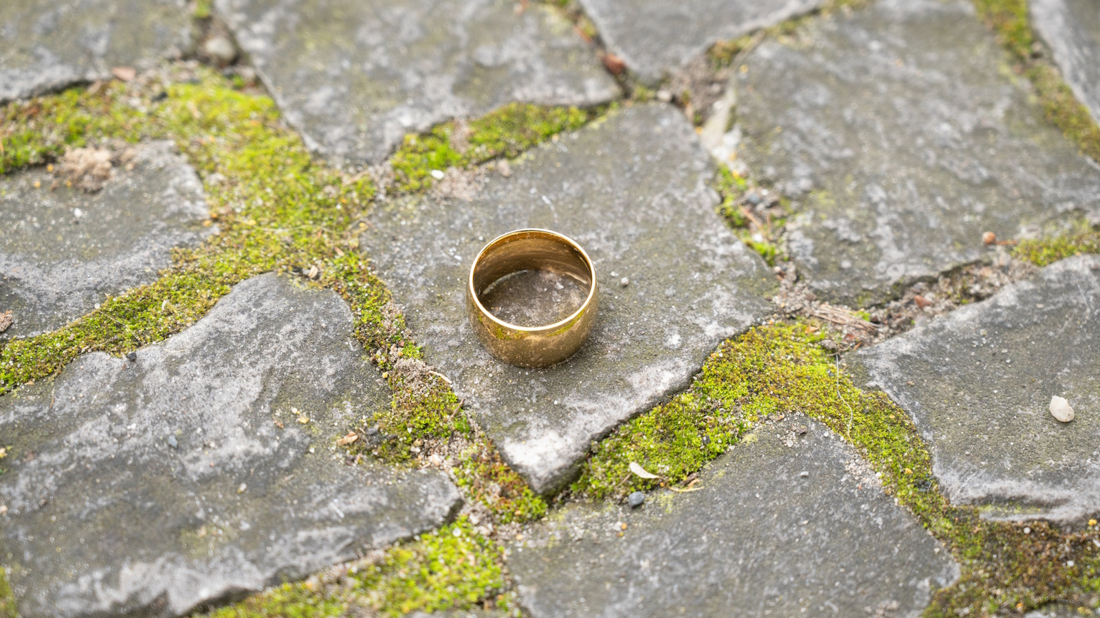 jegygyűrű a földön